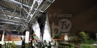 Maltempo: Darsena il forte vento scoperchia la pensilina degli autobus