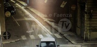 Si schianta contro ‘La rosa dei venti’ e fugge. Individuato e sanzionato dalla polizia locale