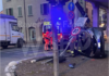 Violento schianto alle porte di Castel Bolognese: auto cappotta e si schianta contro il portico della via Emilia