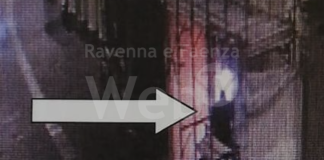 Tenta di sfondare la vetrina del tabaccaio con una mazza: denunciato 31enne