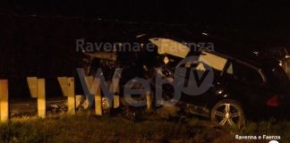 Auto esce di strada e si schianta contro un muretto di cemento | VIDEO