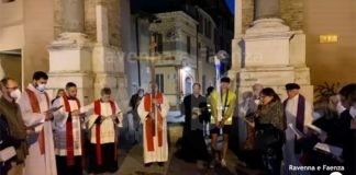 Dopo due anni torna ad essere celebrata per le strade di Ravenna e al Pavaglione di Lugo la via crucis | VIDEO