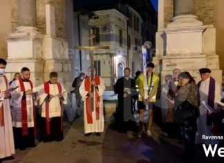 Dopo due anni torna ad essere celebrata per le strade di Ravenna e al Pavaglione di Lugo la via crucis | VIDEO