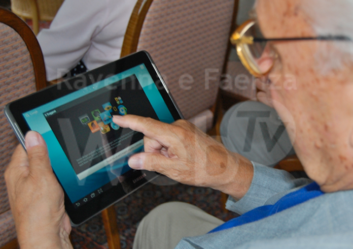 anziani-e-tablet