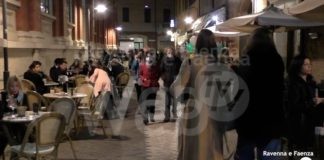 “Oggi devo stare spento”. Contro il caro energia, pub e bar spengono le luci