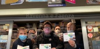 Presentata la nuova figurina dedicata a Bruno Neri: il calciatore partigiano con la maglia del Faenza | VIDEO