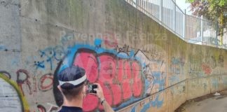 Sorpresi due diciannovenni ad imbrattare i muri del sottopasso. Denunciati