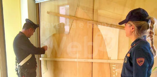 Ubriaco molesta i clienti di un bar di Lugo, distrugge la vetrata e ferisce un Carabiniere