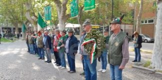 Ieri deposizione della corona per i Caduti. Dagli Alpini di Ravenna e Schio