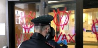 I Carabinieri denunciano due uomini per scritte no vax