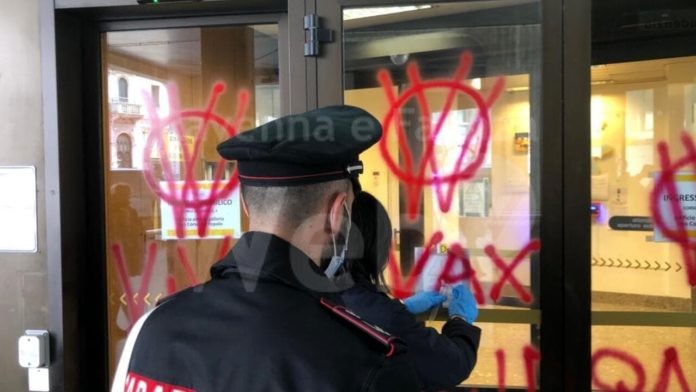 Carabinieri_scritte_no_vax-2