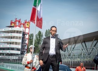 Il ravennate Raffaello Bellavista canta l’inno davanti a un candidato all’Oscar