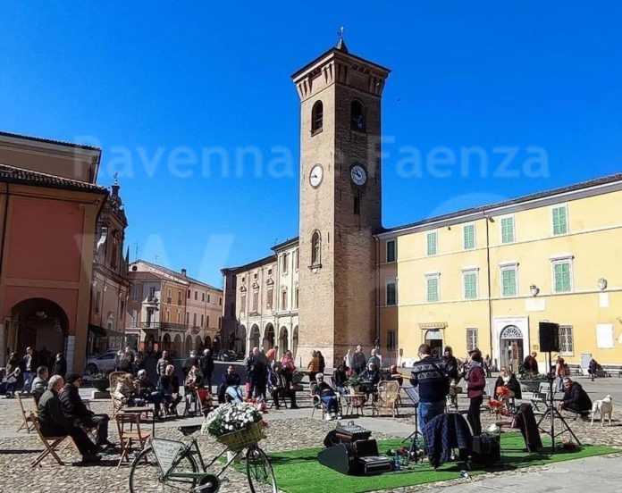 Musica in piazza aprile