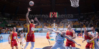 Basket: L’OraSì lotta alla pari contro Cantù e cede solo nel finale. Gara1 finisce 71-68