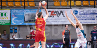 Basket: L’OraSì ci riprova ma Cantù vince anche la seconda battaglia 79-69