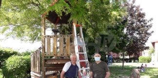 “Quando la fatica non ha eta” – I volontari degli alpini ristrutturano gli arredi esterni in legno della scuola dell’infanzia “Stella Polare”