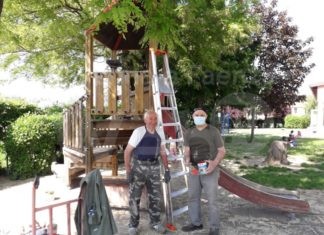 “Quando la fatica non ha eta” – I volontari degli alpini ristrutturano gli arredi esterni in legno della scuola dell’infanzia “Stella Polare”