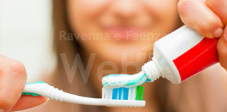 Italiani ‘bocciati’ in igiene orale: 1 su e 3 spazzola i denti al contrario e per meno di due minuti.
