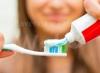 Italiani ‘bocciati’ in igiene orale: 1 su e 3 spazzola i denti al contrario e per meno di due minuti.