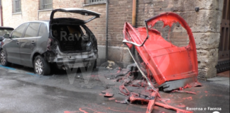 Incendio a due passi dal duomo di Faenza: distrutti due bagni chimici e un’auto | VIDEO