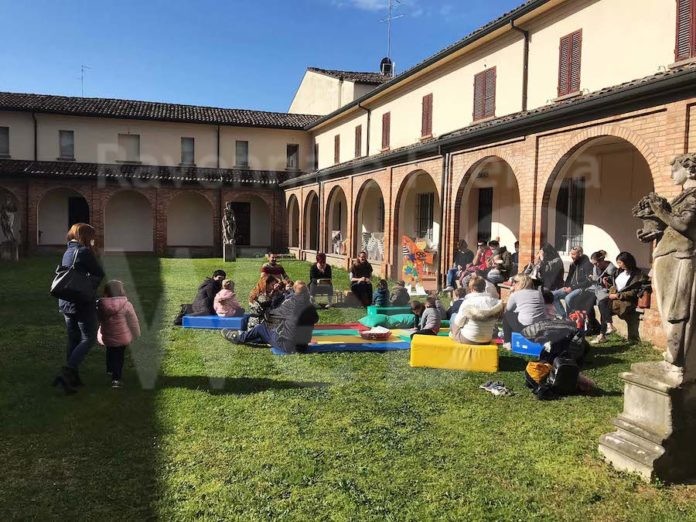 letture chiostro biblioteca aprile 2022