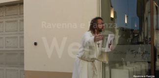 “L’esorcista” davanti al Liceo artistico: il preside si converta ai valori cristiani |VIDEO