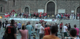 Il Milan vince lo scudetto e i tifosi rossoneri tornano a far festa in centro | VIDEO