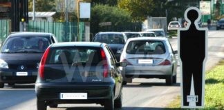 “Sagome stradali in città”, in via Landoni cartelli a forma di bambini per sensibilizzare gli automobilisti.
