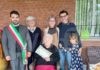 Il sindaco Ranalli consegna la pergamena di auguri alla signora Carolina Tazzari che ha compiuto 100 anni