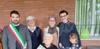 Il sindaco Ranalli consegna la pergamena di auguri alla signora Carolina Tazzari che ha compiuto 100 anni