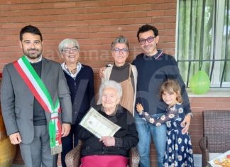 Il sindaco Ranalli consegna la pergamena di auguri alla signora Carolina Tazzari che ha compiuto 100 anni