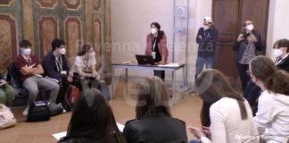 Gli studenti delle superiori simulano i lavori del Parlamento Europeo | VIDEO