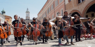 100 Cellos in Piazza del Popolo: flash mob in vista dell’esibizione al Ravenna Festival | VIDEO