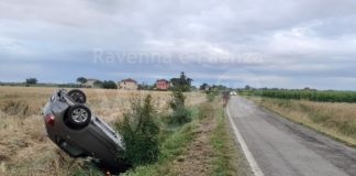 Finisce con l’auto nel fosso: ragazza al Bufalini