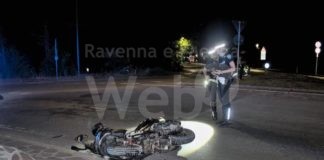 Incidente alla rotonda Pinaroli di Marina: feriti due ragazzi, uno trasportato al Bufalini