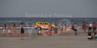 Si sacrifica per salvare i bambini dal mare mosso: “Se esiste una definizione di eroe questo sei stato tu”