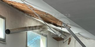 Cade un pezzo del soffitto della piscina comunale. La Pigna: “Si revochi la gestione”