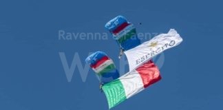 Il Lancio con il Tricolore a Punta Marina. Grande successo di pubblico per la manifestazione Tricolore Air Show foto di Massimiliano Pasquali