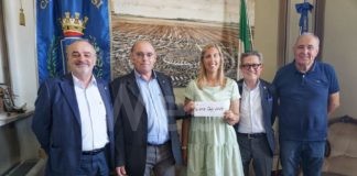 Il Lions Club Russi dona al Comune il ricavato dello spettacolo “Insieme per l’Ucraina”