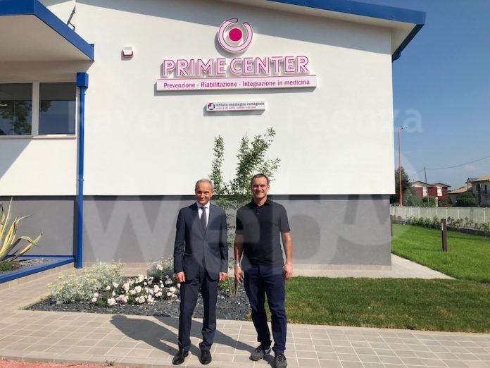 Fabbretti (sx) e Miserocchi (dx) davanti all'ingresso del Prime Center (1)