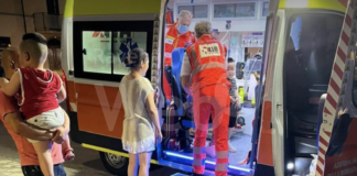 Tampona un auto con famiglia e bordo e si allontana dal luogo dell’incidente. Scatta la ricerca