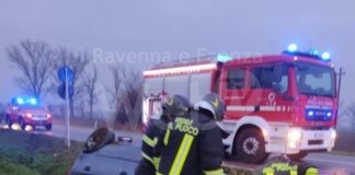 Perde il controllo dell’auto e finisce cappottata nel fosso, ferita una donna a Godo
