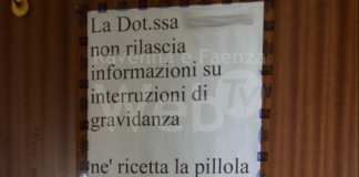 Niente informazioni sull’aborto: proteste per un cartello in un ambulatorio medico