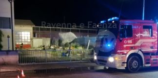 Lugo: scoppiato grosso incendio in via Klepero, alla Global Car, 7 veicoli in fiamme