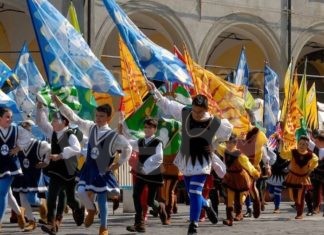 Faenza: Le bandiere protagoniste in Piazza del Popolo per il Torneo Alfieri Bandieranti e Musici