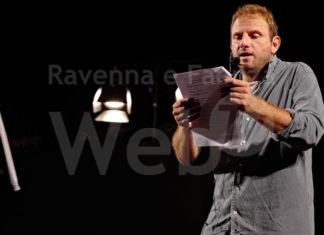 Il gioco tra divertimento e prevenzione di quello d’azzardo, un recital comico al centro sociale La Quercia