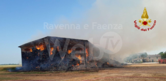 Capannone pieno di fieno a fuoco a Santo Stefano