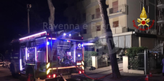 Incendio nella notte in un albergo
