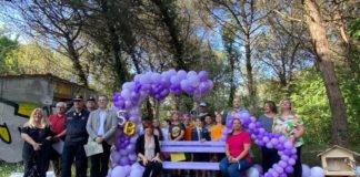 “Vivendo in gentilezza, si vive meglio!”, inaugurata la panchina viola della gentilezza a Punta Marina