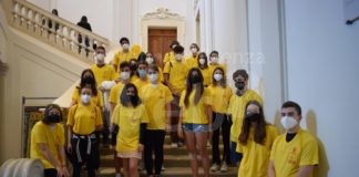 Lavori in Comune: distribuite le magliette gialle. Quasi esauriti i 716 posti a disposizione | VIDEO